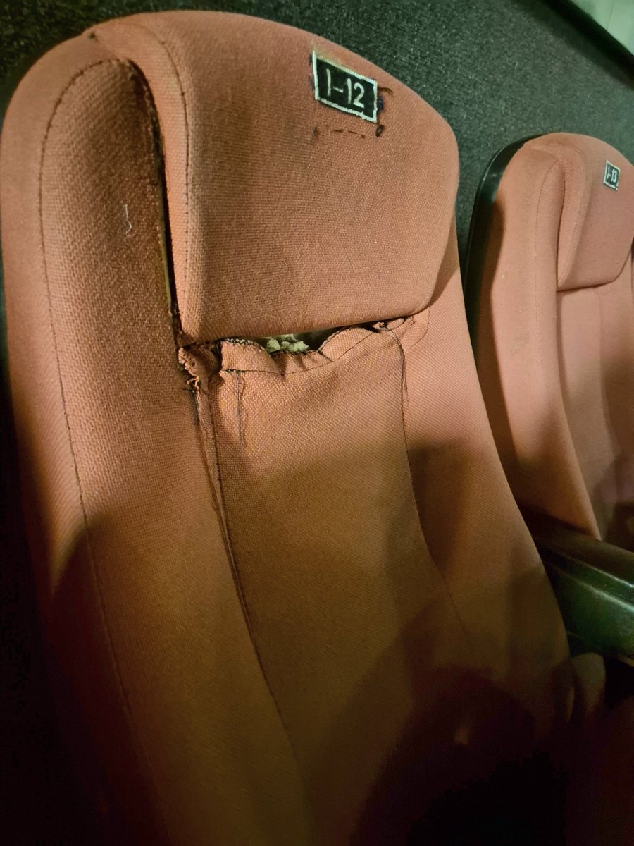 Ithnan's tweet photo. @Cinemex Oigan me tocó este asiento y la verdad me dio mucho asco, qué onda con su servicio? https://t.co/BFXkhYVHhT