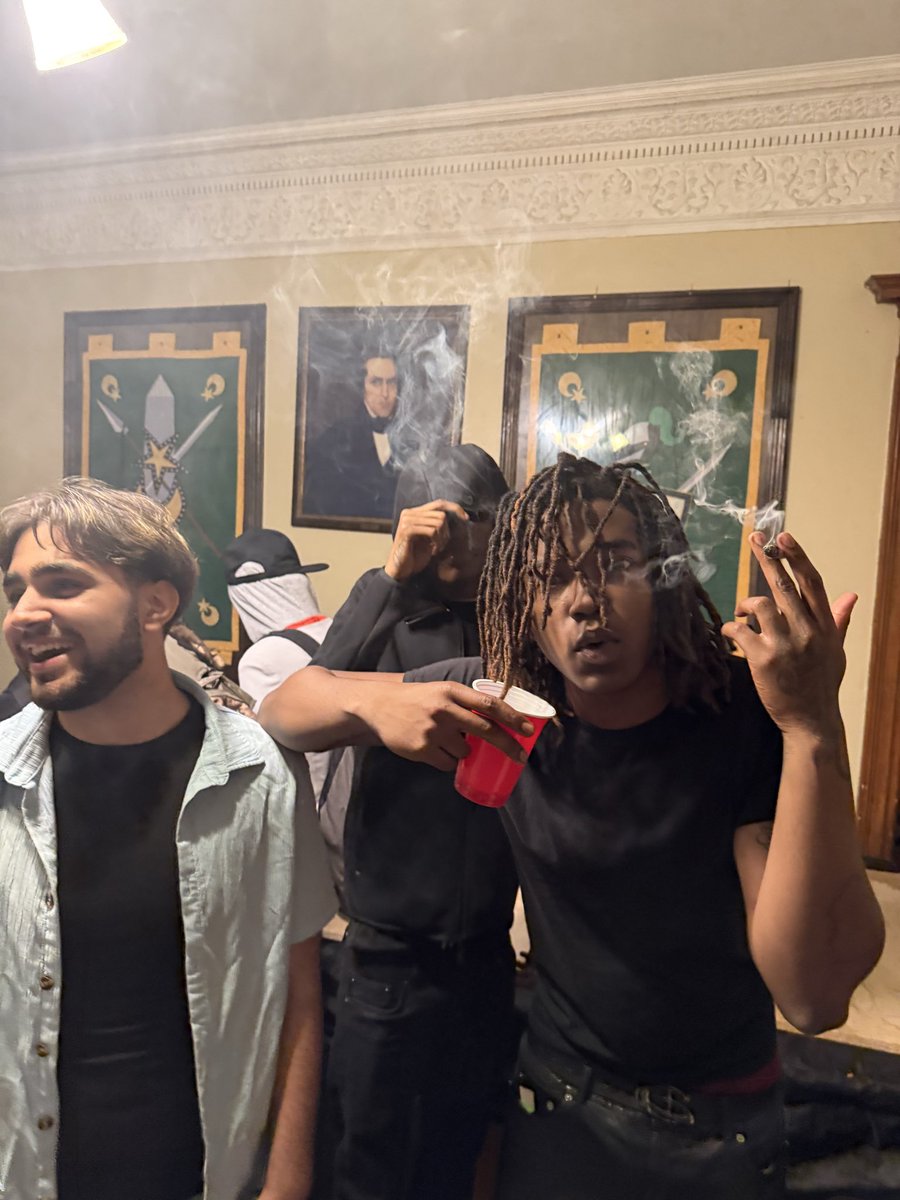saharanbelief's tweet photo. it’s a mod ting at da frat house https://t.co/DdQKXdYKJV