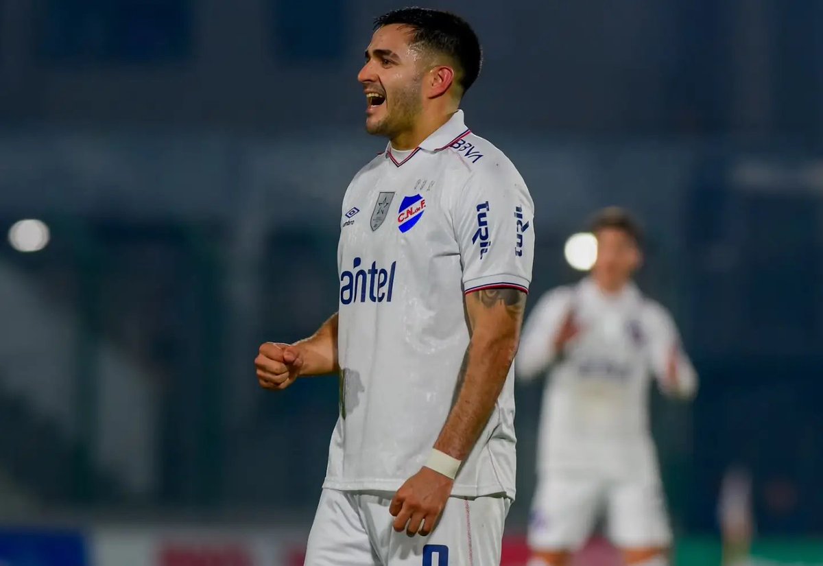 KrokoBolso's tweet photo. tiene que bajar entre 6 y 10 kg y afinar los mano a mano. No es serio tener un 9 que te erra tres mano a mano claros por partido y aparte de eso está como un chancho, basta de bancar esto https://t.co/WfJ27DtoR3