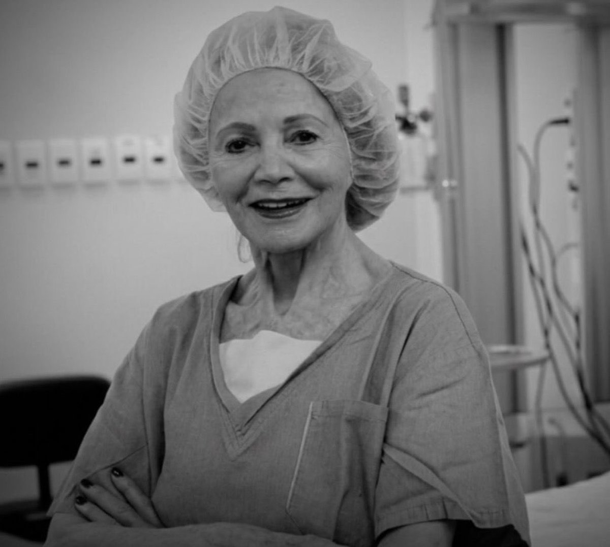 tarcisiogdf's tweet photo. Com profundo pesar, lamento o falecimento da Prof.ª Dra. Angelita Habr-Gama, uma das maiores referências da medicina brasileira e mundial.

Cirurgiã brilhante, professora emérita da USP, pesquisadora de reconhecimento internacional e autora de importantes obras e publicações científicas, ela revolucionou o tratamento do câncer de reto.

Dizemos, muitas vezes, que as mãos de Deus também atuam pelas mãos dos médicos, e a Dra. Angelita fez de sua vida uma expressão desse cuidado, unindo ciência, talento e dedicação aos pacientes. Seu legado permanecerá vivo na medicina, na ciência e na gratidão de todos que foram cuidados em sua trajetória. 

Que Deus a acolha e conforte toda a família.