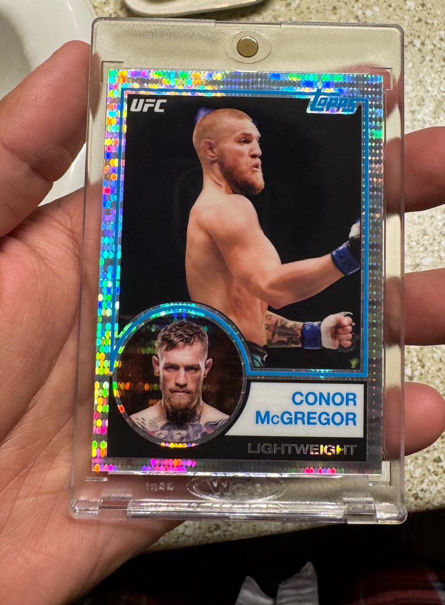 Zeusr_'s tweet photo. @cardboardbst Conor mcgregor 2018 pulsar refractor /50 .  $125 shipped https://t.co/ZgO6llrOnC