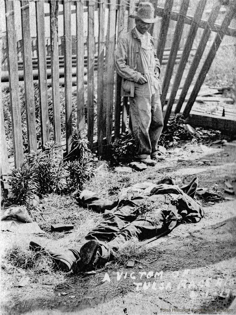 curiosinautas's tweet photo. Como una turba supremacista destruyo el Wall Street Negro de Tulsa en 1921, matando 300 y dejando 10,000 sin hogar https://t.co/1sIqpfAXtm