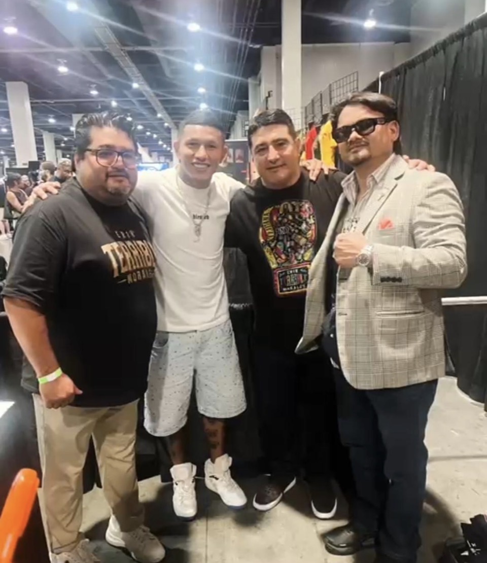 terrible100's tweet photo. Diego “Pelucho” Morales, Miguel “Alacrán” Berchelt, Marcos “Chino” Maidana y un servidor.
Historias diferentes, pero el mismo respeto por el boxeo.
El ring nos enseñó disciplina, sacrificio y carácter.
Honor a quienes han dejado huella en este deporte.

#RingMundial #PoderMexicano #Boxeo #BoxeoMexicano #Morales #Berchelt #Maidana #Campeones