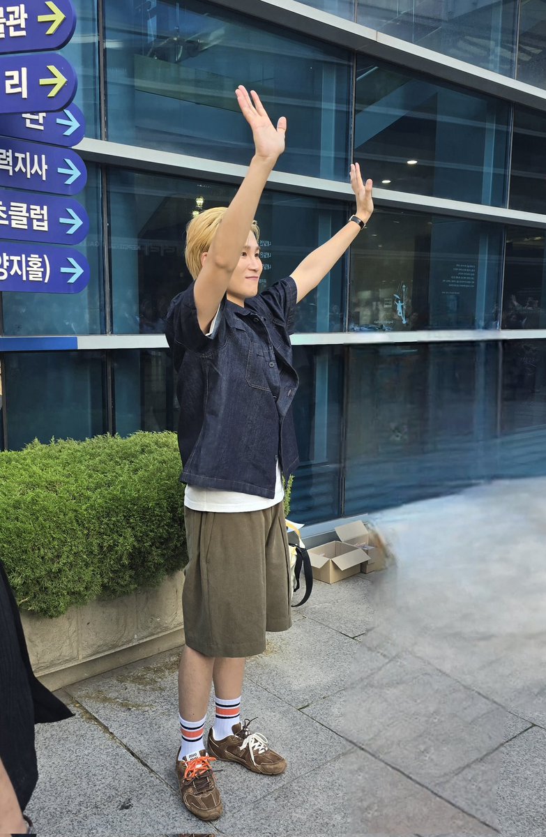 kkoch6969's tweet photo. 희째야 ~~우리가 사랑하는 주황ㅎ 신발과 양말 ㅎ 너의 사랑 표현이야 ㅎ 
#김희재 #희랑별 #막공 #로미오와줄리엣 https://t.co/j91g6AKKzM