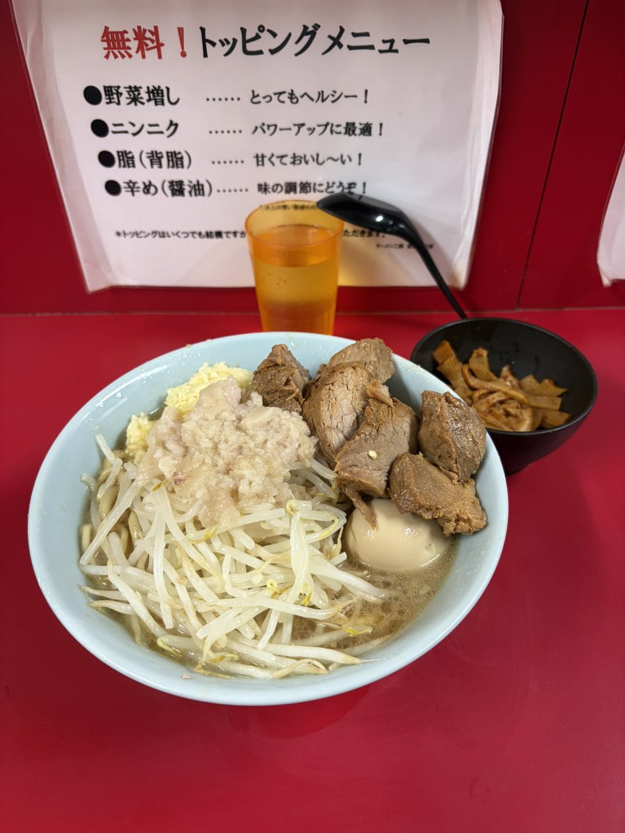 shoki28209145's tweet photo. ラーメン二郎　新宿歌舞伎町
ラーメン　ニンニクアブラ　950円
味玉子　100円
メンマ　150円
歌舞伎町は6年ぶりくらいです。ブタはギュチギュチでしょっぱブタです。この量でブタマシではありません。メンマは別皿で辛めです。 https://t.co/lKBDWOXKxi
