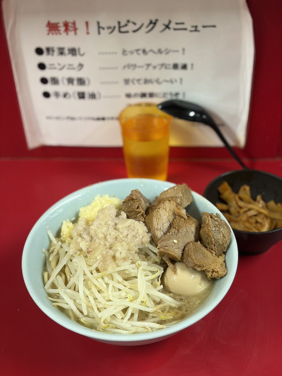 shoki28209145's tweet photo. ラーメン二郎　新宿歌舞伎町
ラーメン　ニンニクアブラ　950円
味玉子　100円
メンマ　150円
歌舞伎町は6年ぶりくらいです。ブタはギュチギュチでしょっぱブタです。この量でブタマシではありません。メンマは別皿で辛めです。 https://t.co/lKBDWOXKxi