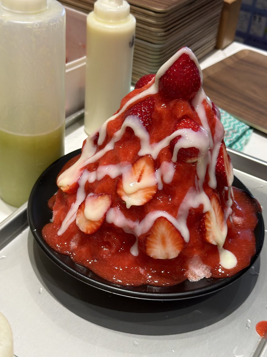 himitsuno132's tweet photo. おはようございます‼️本日《ひみつのかき氷🍧》を食べにひみつ堂横浜ベイクォーター店に行こうかな！と思っていただきありがとうございます🙇🏻‍♀️絶賛超苺祭り🍓開催中《苺三昧🍓》《アニバーサリーいちみ🍓》一日中売切れなしのご用意です🦾🦾🦾本日も精一杯の感謝をこめて全てのかき氷を極上の口どけに🍓 https://t.co/juNlR6mNV3