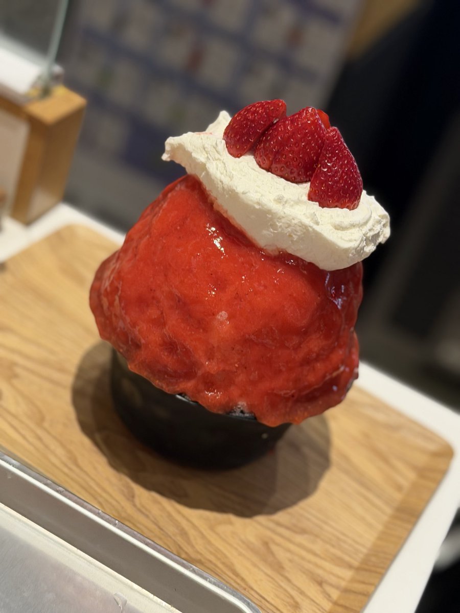 himitsuno132's tweet photo. おはようございます‼️本日《ひみつのかき氷🍧》を食べにひみつ堂横浜ベイクォーター店に行こうかな！と思っていただきありがとうございます🙇🏻‍♀️絶賛超苺祭り🍓開催中《苺三昧🍓》《アニバーサリーいちみ🍓》一日中売切れなしのご用意です🦾🦾🦾本日も精一杯の感謝をこめて全てのかき氷を極上の口どけに🍓 https://t.co/juNlR6mNV3