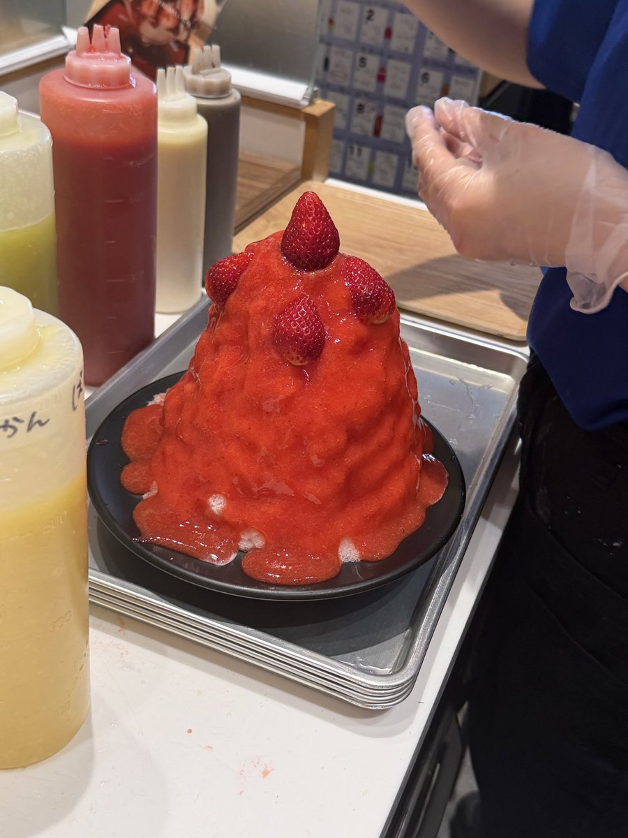 himitsuno132's tweet photo. おはようございます‼️本日《ひみつのかき氷🍧》を食べにひみつ堂横浜ベイクォーター店に行こうかな！と思っていただきありがとうございます🙇🏻‍♀️絶賛超苺祭り🍓開催中《苺三昧🍓》《アニバーサリーいちみ🍓》一日中売切れなしのご用意です🦾🦾🦾本日も精一杯の感謝をこめて全てのかき氷を極上の口どけに🍓 https://t.co/juNlR6mNV3