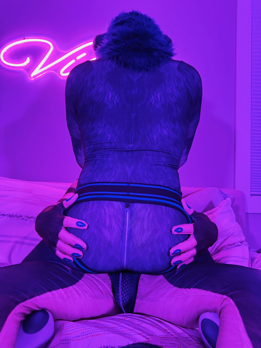 mootstick's tweet photo. Mind getting that zipper for me? 😘

📷 @howl_whine https://t.co/P8dJMifNzj