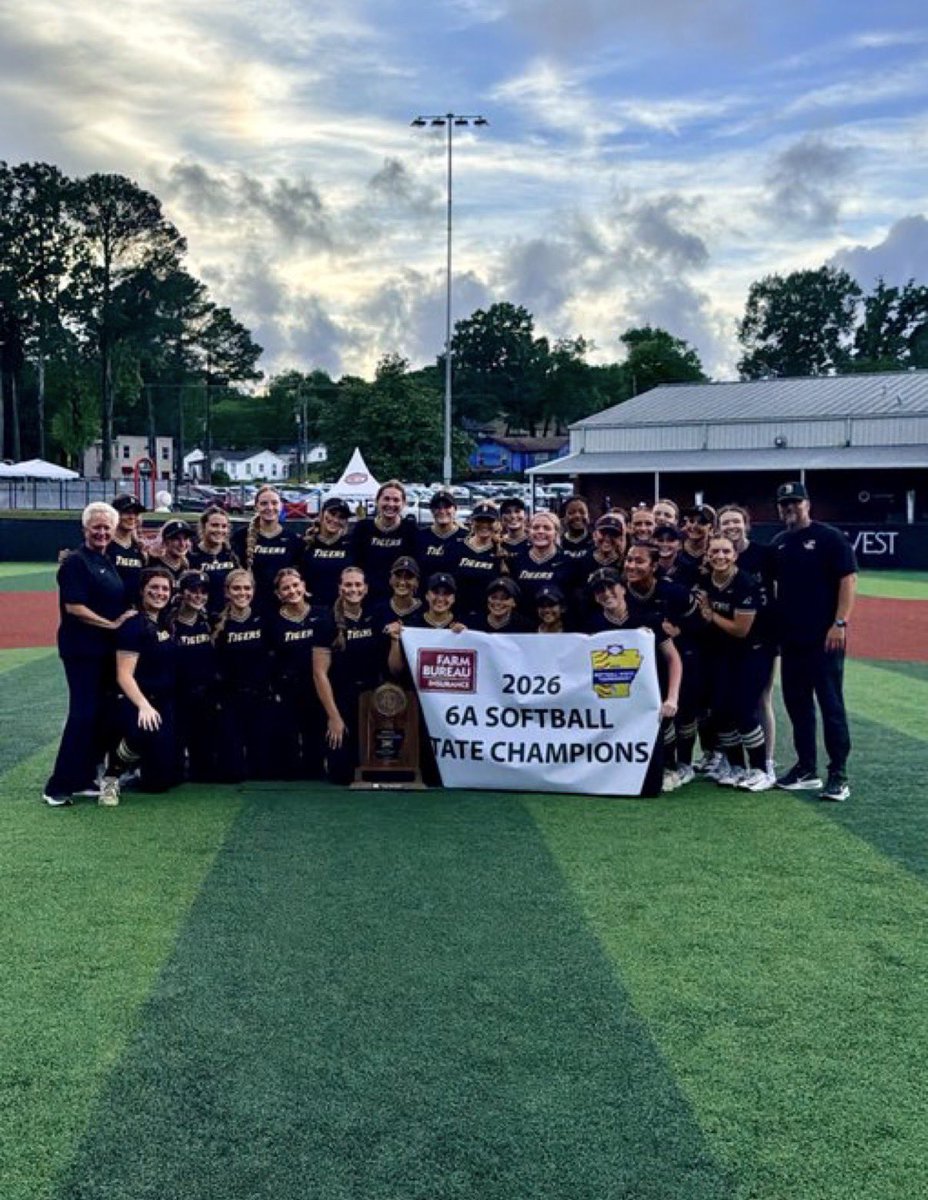 MoriahSmith2010's tweet photo. Freshman season in the books. Stats:.400 AVG | .475 OBP | 9 RBI | 20 SB. Grateful for my teammates, coaches, and everyone who cheered me on along the way.
@bhs_tiger @thealliancefp @ExtraInningSB @HFLfastpitch @STayTaylor18 @rktaylor12 @LineDsoftball @joelAgarcia83 https://t.co/ieDpM601wo