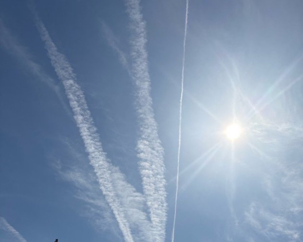 hachishirota's tweet photo. 本当に陰謀論？

ケムトレイル（Chemtrail）」とは、飛行機雲が長時間空に残留している状態を、政府や秘密組織による意図的な「化学物質の空中散布」や「人口削減計画」であるとする陰謀論 https://t.co/irfuR4gjD8