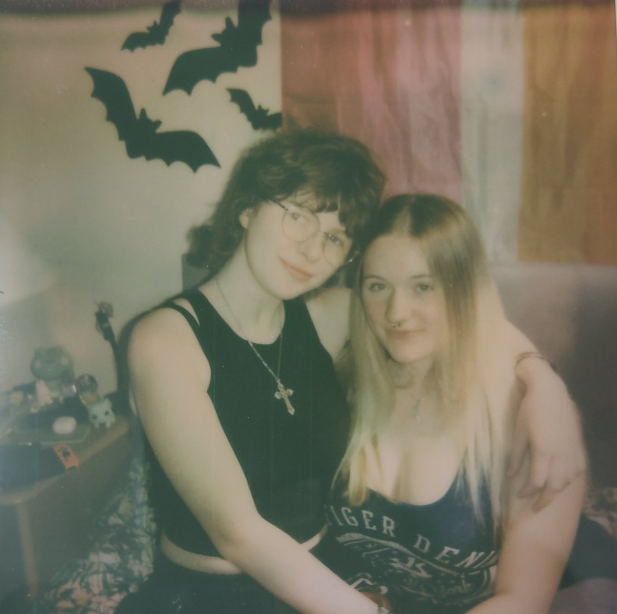 InternetIsQueer's tweet photo. first pride openly dating my beautiful gf 🌈🖤 https://t.co/qRxrxXJKIo