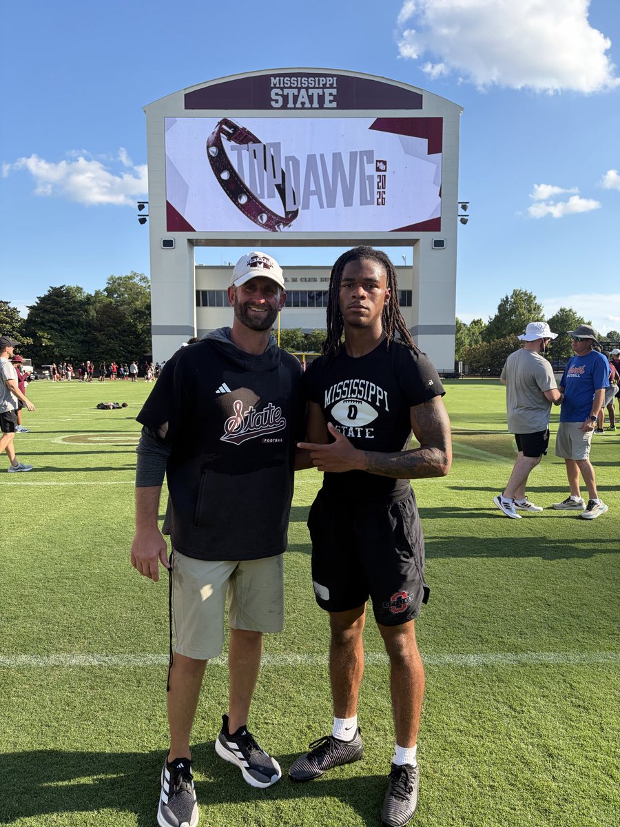_Bray5x's tweet photo. Great time @HailStateFB today! Huge thanks to @Coach_MBrock and the entire staff for the hospitality. Looking forward to getting back on campus soon! #godawgs 🐶🏈
@CoachUno1 @CoachCBell26 @Coach_Leb @CoachJC16 @LION4__ @CoachJKS @Price2Times @chodgens7 @BenLanders24979 @kade_mcgee7  @opeika @OpelikaDawgs @HallTechSports1 @AL_Recruiting @ScoutFball @MacCorleone74 @PrepRedzoneAL @CooperMorreale @CJacksonPRZ @TomLoy247 @AL7AFootball @Alabama_Varsity @JacobWaters_ @BenThomasPreps @TheUCReport @DownSouthFb1 @Excelspeed12