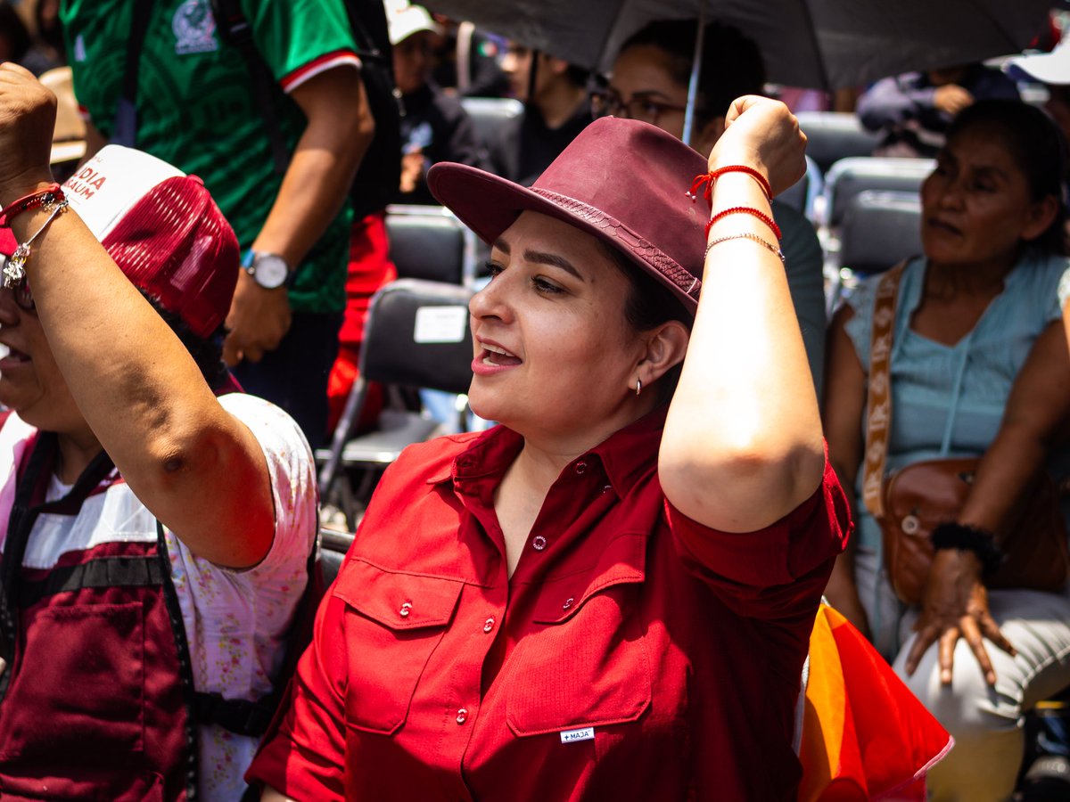 MayteRiveraV's tweet photo. 🇲🇽❤️ En el Segundo Informe de nuestra presidenta reafirmamos que México avanza con fuerza, dignidad y amor por el pueblo. ✨🤝

Porque nuestra soberanía se defiende, se respeta y se honra todos los días.

#RegidoraDeLaDiversidad #4T #SoberaníaNacional #claudiadaresultados https://t.co/1wuygtxpYC