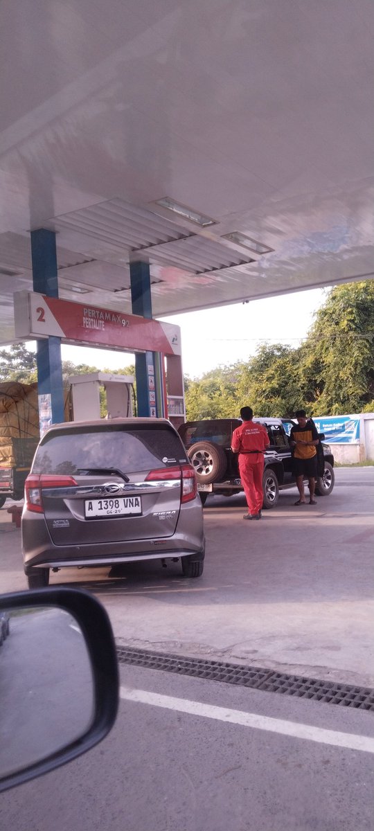 MasMoen72's tweet photo. Mobil kek yg paling depan itu berapa CC ya? Sebelumnya sering liat juga Innova Pajero minumnya pertalite. Ternyata mobil2 besar itu mayoritas milik kelompok menengah ke bawah ya. https://t.co/5G7mfBMLKB