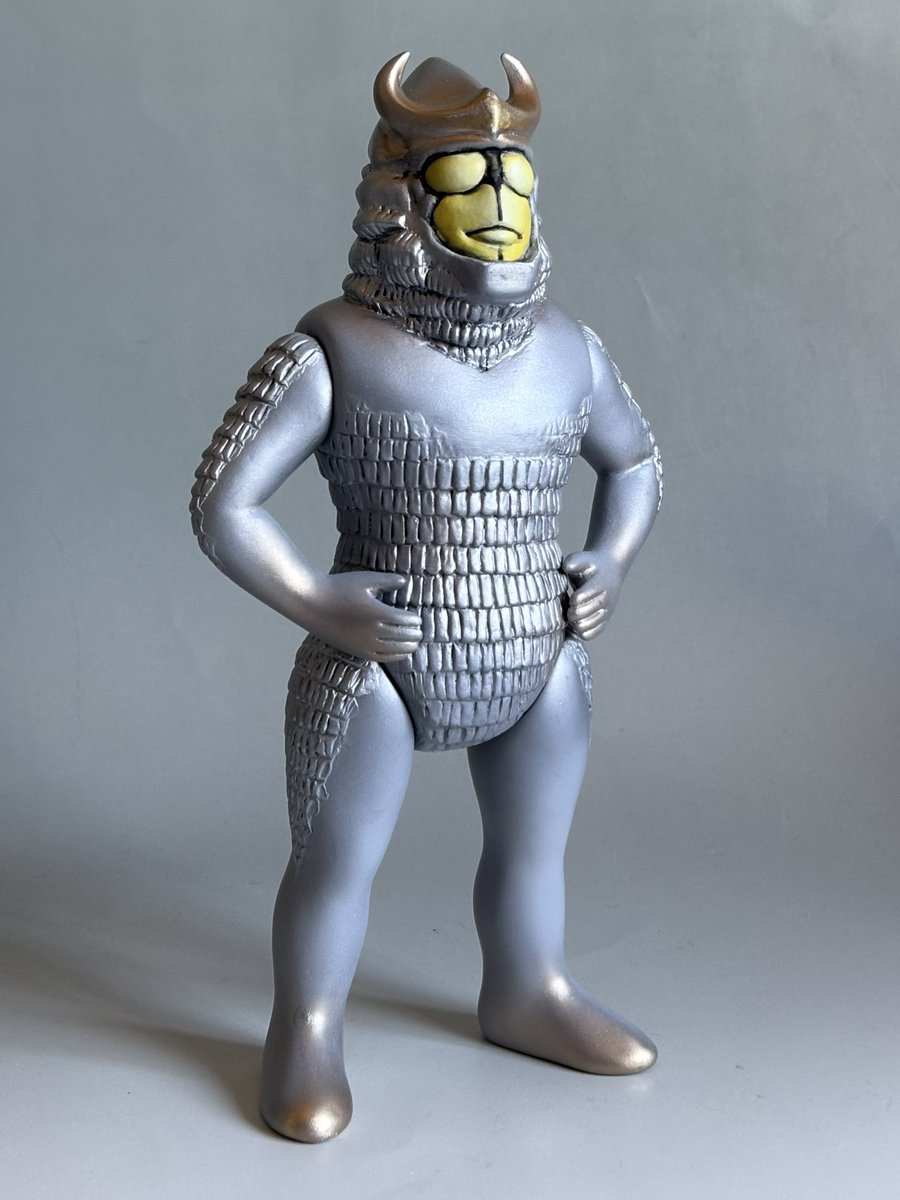 PPPppppppQQQ's tweet photo. 成田亨オリジナルデザイン 正義の宇宙人ベムラー
マルブルレトタイプソフビ風の４.５頭身で自作しました
私のイメージはこんな色なんだけど子どものおもちゃを想定するなら地味すぎるから塗り直そうと思います
全高約２３cm
※ファンアートです https://t.co/A89CUs2au2