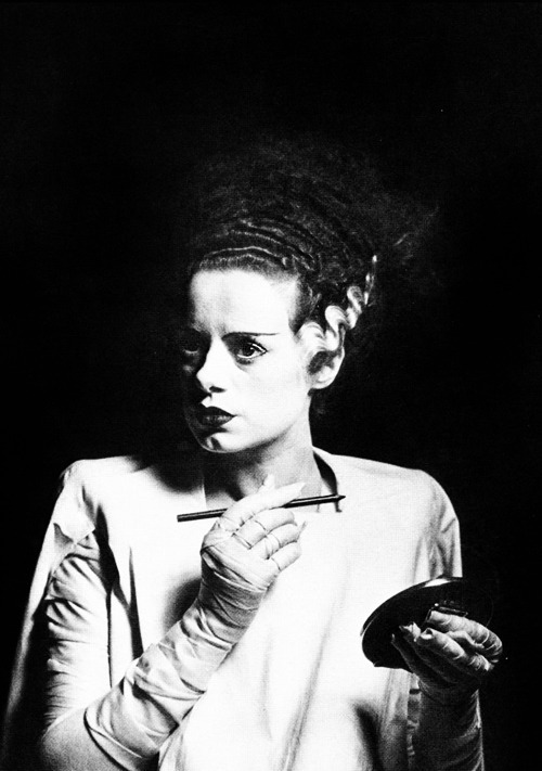 HorrorHammer1's tweet photo. Elsa Lanchester applying makeup in “The Bride of Frankenstein”, 1935. https://t.co/ngw25oOUoK