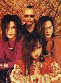 A_T_M_K_unaju's tweet photo. #このバンドorミュージシャンを分かったらリプ・100いいね目指す
ヒント：1990年代の日本のロックシーンに絶大な影響を与えた伝説的なロックバンドで、1991年に岐阜県で結成され、のちの「名古屋系」と呼ばれるダークで退廃的なヴィジュアル系文化の礎を築きました https://t.co/Z8Xe95xSrc