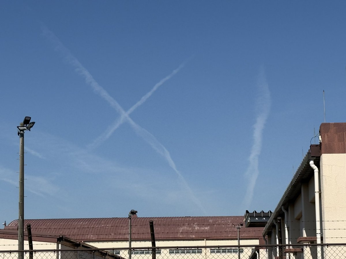 Ⅺ ⁉️ 何かのメッセージだろうか。。。❓ #雲 #不思議な雲 #飛行機雲