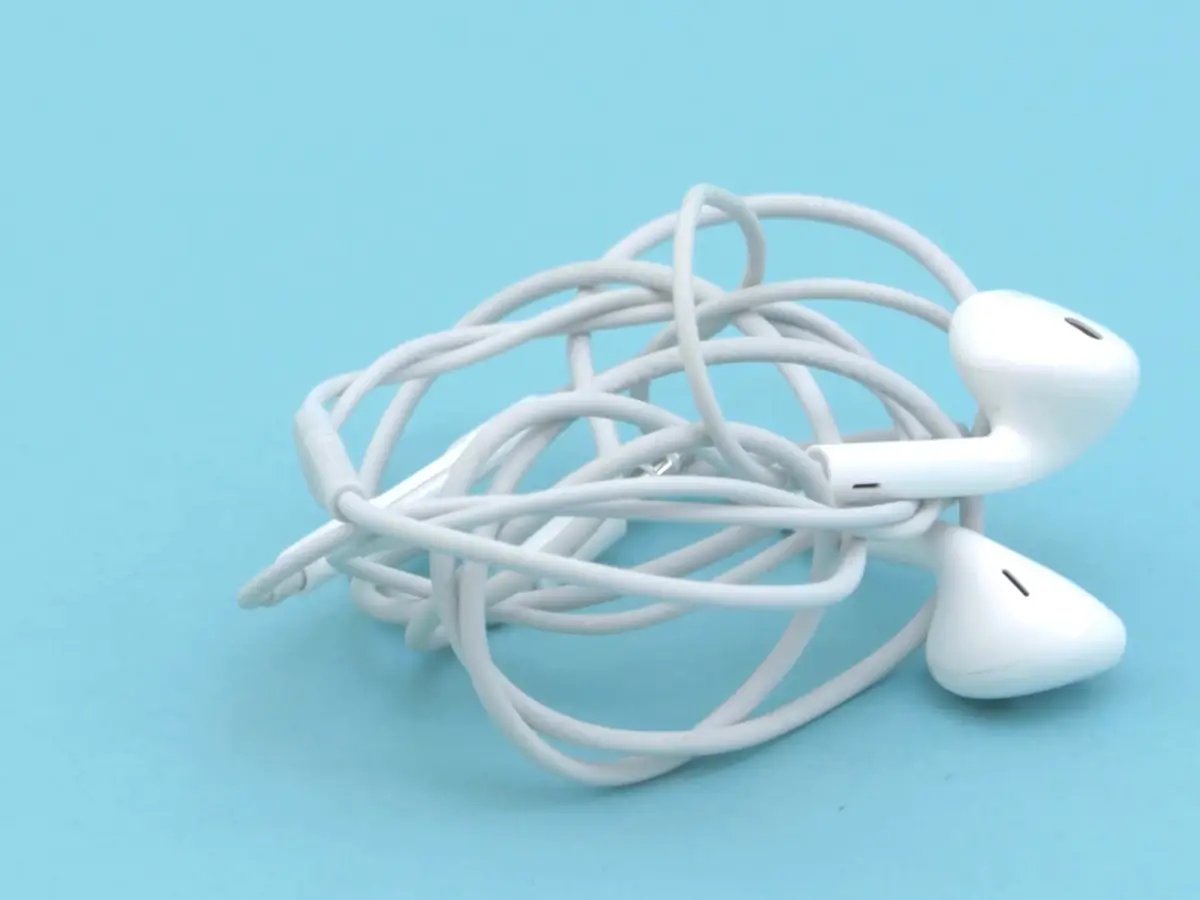 hackerflavio's tweet photo. can we finally agree that wired earbuds sucked https://t.co/zRt5cYwMWJ