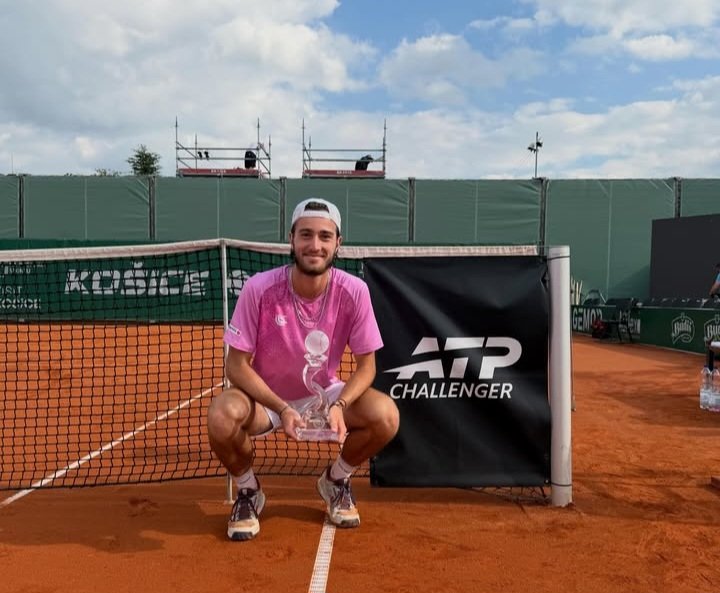 Not_Esportivas's tweet photo. ATP Challenger!
Parabéns ao tenista campeão o suíço Kilian Feldbausch (🇨🇭) que conquistou o @ATPChallenger de Kosice na Eslováquia, conquistando o primeiro título de challenger na carreira 
#ATPChallenger #Tennis #OnTheRise #KosiceOpen #KilianFeldbausch https://t.co/zgWtw0zs1J