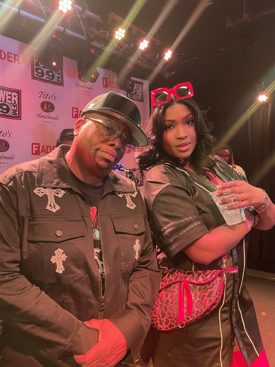 RellRockMusic's tweet photo. #RootsPicnic Weekend! 

Heavy on the genuine love &amp; dope VIBES ❤️💯✨flicking it up with my fam @DJCosmicKev  🐐 https://t.co/3s6Op20zCK