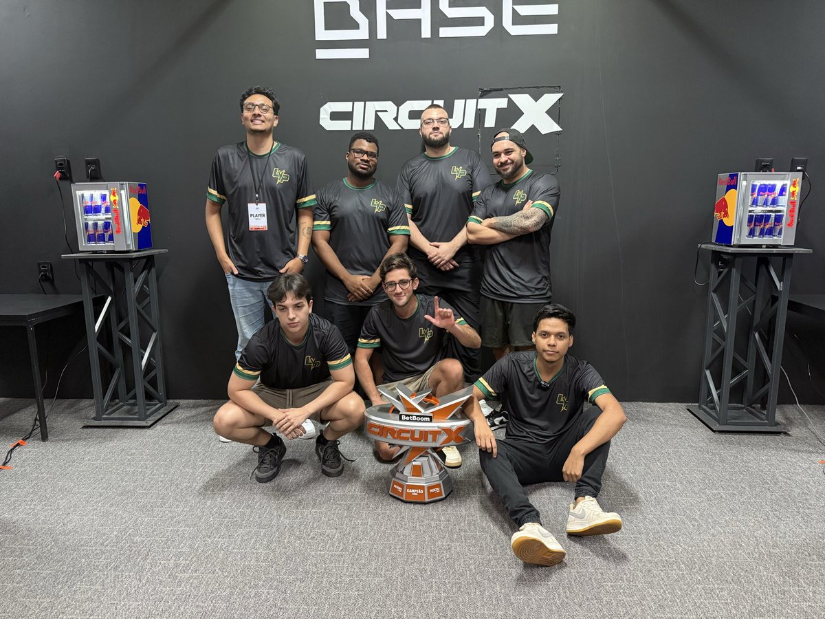 LyPcs2's tweet photo. Nosso primeiro título em LAN! Muito orgulho desse time, que passou por momentos muito difíceis, sem org, sem apoio, mas seguiram sempre juntos acreditando uns nos outros. Esse troféu é mérito de MUITO trabalho, e vocês merecem mais do que ninguém 💚 https://t.co/VmHN4rGWUh
