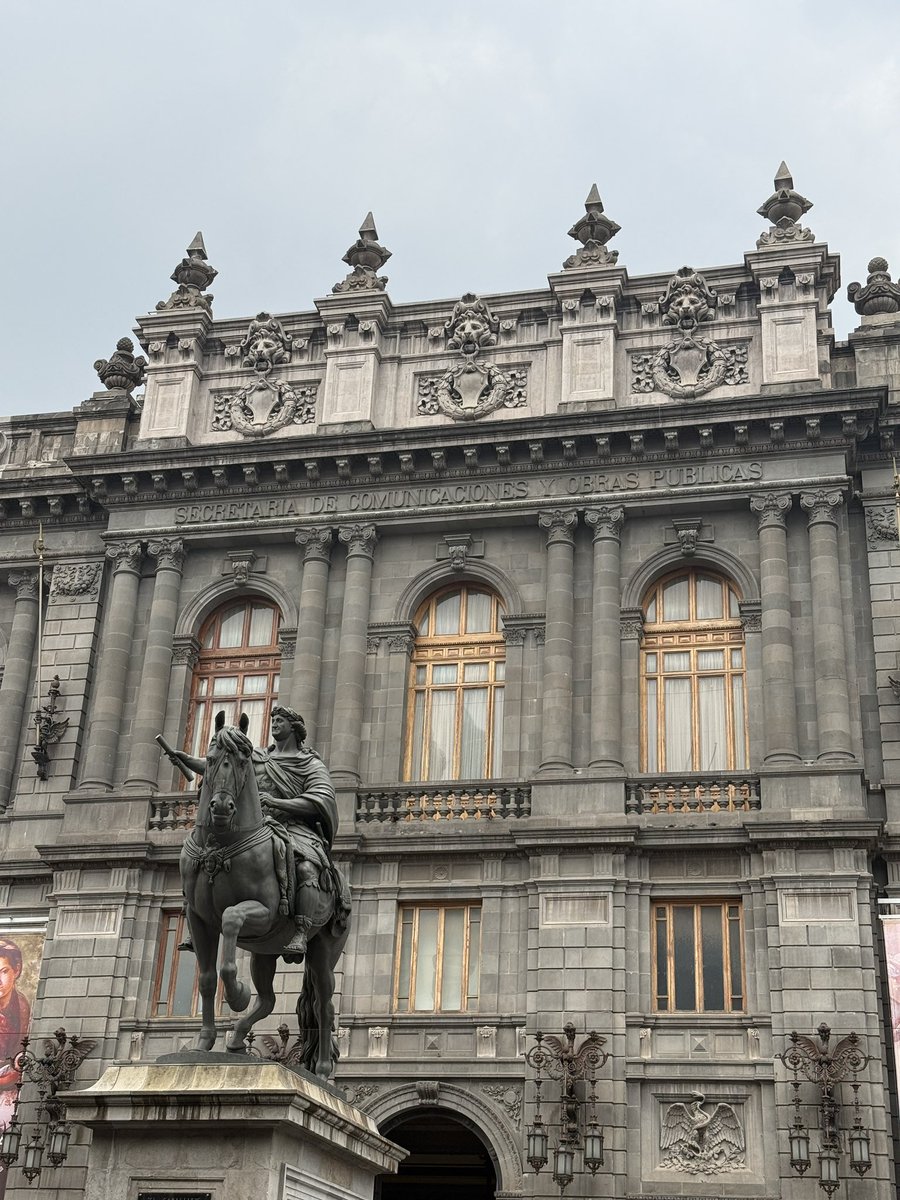 cendyrobles's tweet photo. Fin de semana en la Ciudad de México… 😍 Recorrí tres espacios que siempre logran recordarme quién soy y por qué el arte ocupa un lugar tan importante en mi vida: el Museo Nacional de Arte (MUNAL), mi museo favorito; el majestuoso Palacio de Bellas Artes, porque el arte lo llevo en las venas; y la extraordinaria exposición de José María Velasco en el Museo Kaluz, uno de mis artistas favoritos de todos los tiempos.

A veces olvidamos que el arte no es un lujo, sino una necesidad profundamente humana.

Desde la psicología sabemos que el arte tiene la capacidad de activar emociones, despertar recuerdos, estimular la imaginación y ayudarnos a encontrar significado en aquello que vivimos. Una pintura, una escultura o una obra arquitectónica pueden convertirse en espejos de nuestra propia historia, permitiéndonos comprendernos mejor y conectar con algo más grande que nosotros mismos.

Contemplar la obra de José María Velasco es también una invitación a detenernos. En un mundo acelerado, sus paisajes nos recuerdan la importancia de observar, de asombrarnos y de reconocer la belleza que existe en nuestro entorno.

El arte inspira, transforma y sana. Nos ayuda a desarrollar sensibilidad, pensamiento crítico, creatividad y empatía. Nos permite imaginar futuros posibles y encontrar esperanza incluso en los momentos más complejos.

Por eso sigo creyendo que acercarnos al arte es también una forma de cuidar nuestra salud mental.

Porque cuando alimentamos el alma con belleza, conocimiento y reflexión, inevitablemente nos convertimos en una mejor versión de nosotros mismos.

Cendy Robles,
Estudiante de Psicología 🧠📚❤️

❤️Recuerda seguir: 👉🏻 Psicología con Cendy ❤️

#Arte #Psicología #MUNAL #BellasArtes #MuseoKaluz #JoséMaríaVelasco #SaludMental #ArteQueInspira #CDMX

Ver hilo 👇