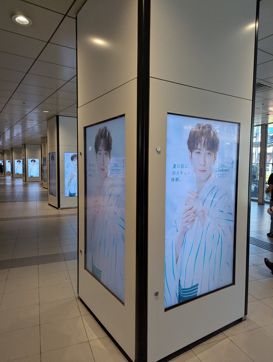 adbrex_'s tweet photo. 渋谷駅で遭遇、SnowManの渡辺翔太さんがアンバサダーを務める化粧水「薬用スキンコンディショナー エッセンシャル N」の広告。浴衣姿の渡辺さんが印象的。

スキンケア商品の世界観をそのまま空間に溶け込ませたようなジャック展開。
#渡辺翔太 https://t.co/SmDYGEV6FE
