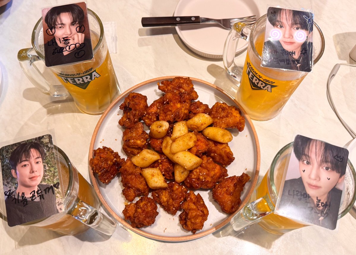 cloudungdung's tweet photo. 치맥또먹고시프니깐 팬ㅆㅏ더하자 😙😙~~ https://t.co/u99m0mLix1