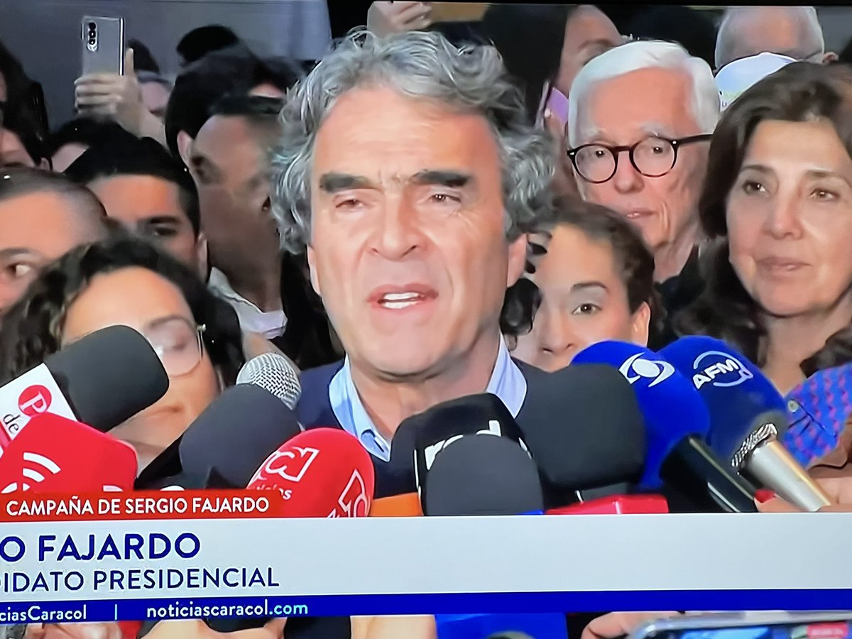 miguelgutierce's tweet photo. Aún habemos un millón de colombianos que creemos en la decencia. 

Somos un montón de gente que va a votar por quien respete este país, respete la decencia. 

Fajardo siempre será el voto decente. Celebre profe, que algunos decían que no tenía un voto. https://t.co/6DOSKu0NLN