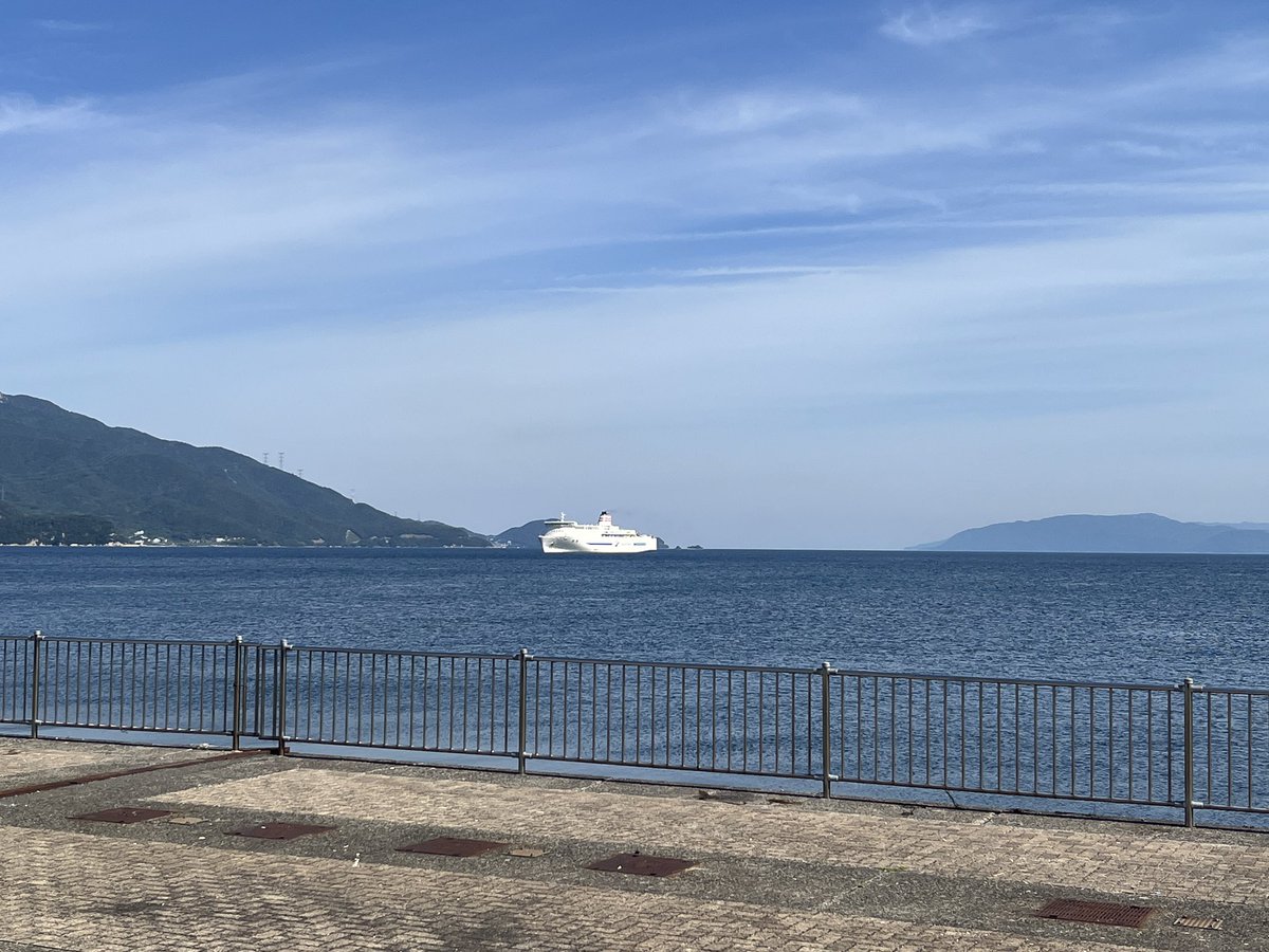 bowsmx's tweet photo. 敦賀から新潟を目指します。台風の影響はなさそう。敦賀沖に、多分デビュー直前の新造船が停泊中みたい https://t.co/kCfDzx2rhf