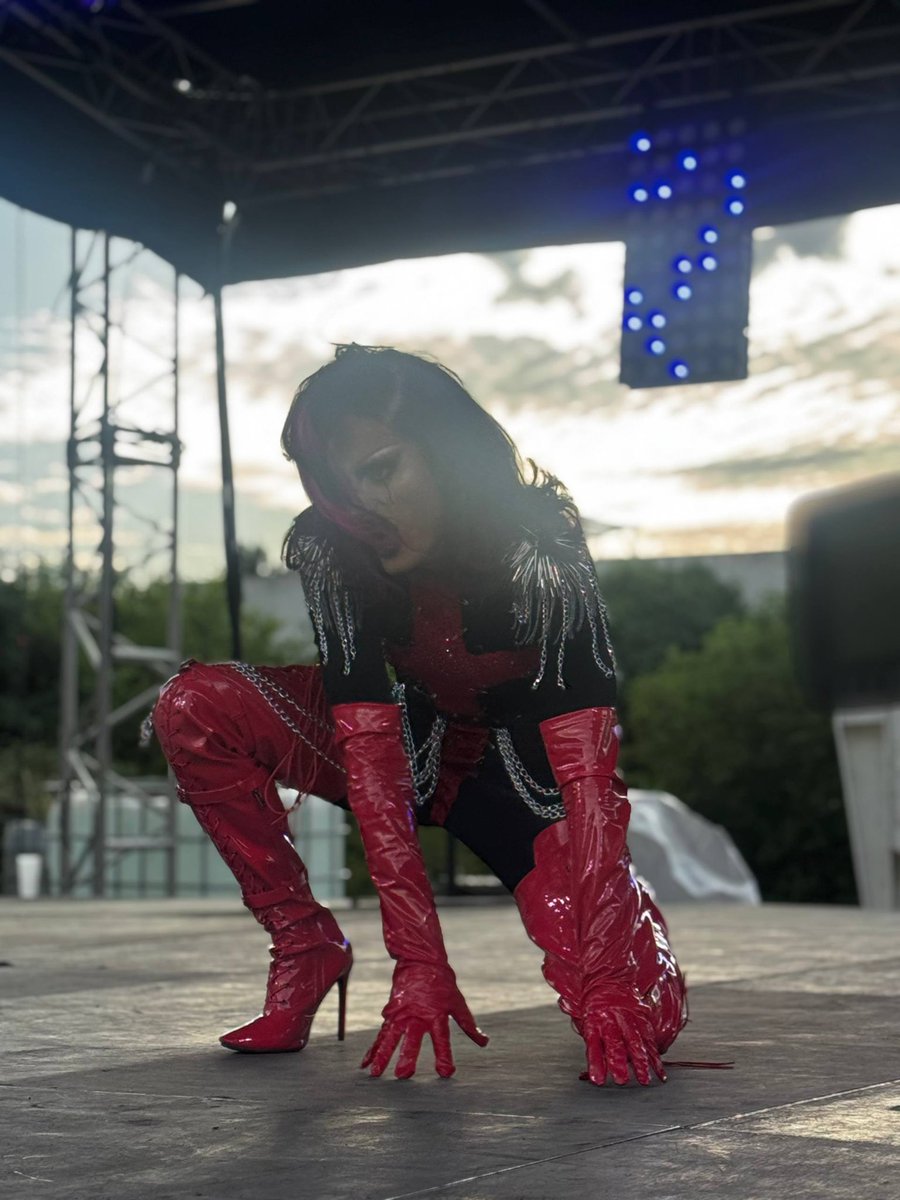 MissParpaing's tweet photo. GUYS J’AI GAGNÉ LA BATTLE OF ALL STARS OMGGGG je suis plus une perdante !!!!! 👑 https://t.co/DlF4Lq7Be9