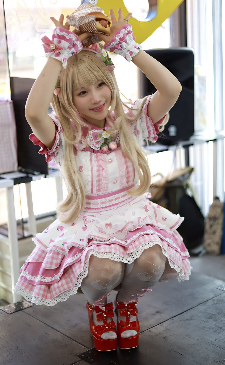 panzersabra74's tweet photo. かわいい赤いサンダル撮ったつもりがぶれたものばかりでこれがゆいいつ撮れてた💦　タータンチェックのイチゴの飾りもかわいい。
くるるん生誕2026
#倉坂くるる https://t.co/91cy4zq8y9