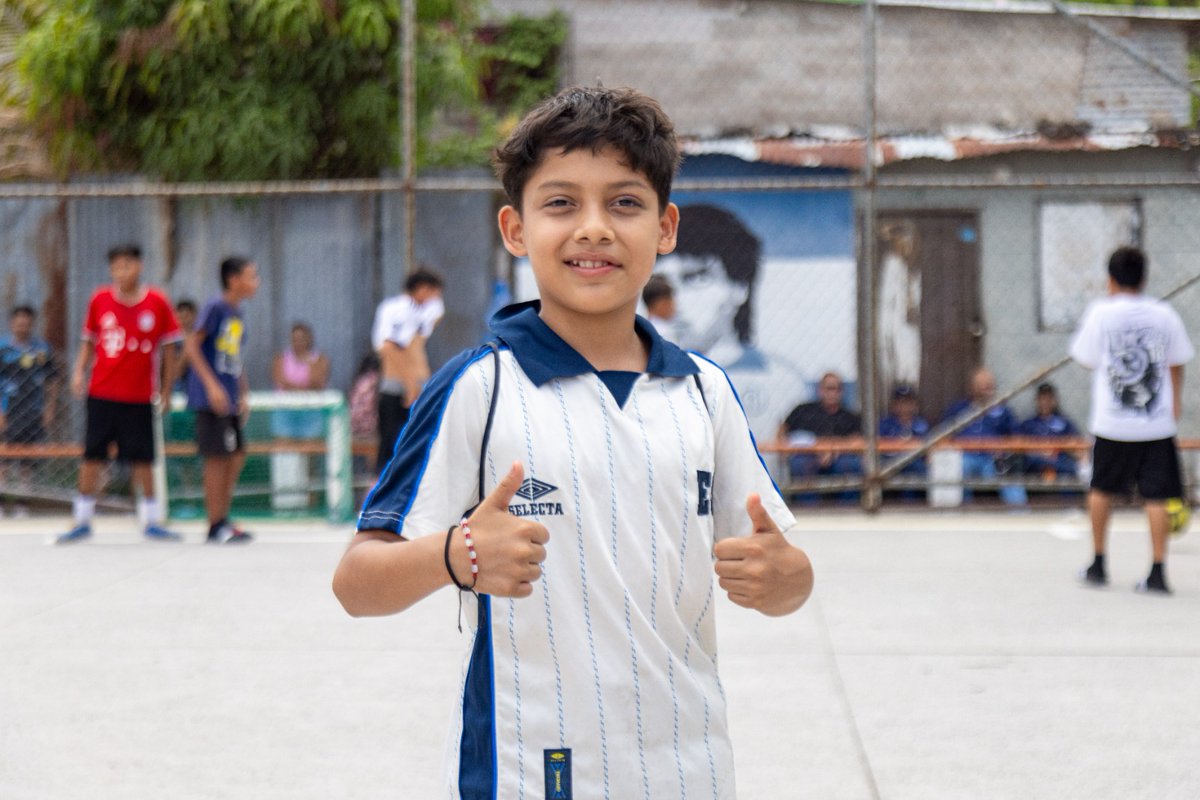 suecallejas's tweet photo. Qué alegría ver a tantos jóvenes participar en el Torneo Relámpago 4x4 en Valle Las Delicias, San Martín⚽🙌🏼.

Gracias a la secretaria de Juventud Nuevas Ideas San Martín  por fomentar estos espacios de deporte, convivencia y trabajo en equipo.

Gracias a la seguridad que vive nuestro país, hoy podemos disfrutar estas actividades en paz y libertad. Seguiremos apoyando iniciativas para que nuestros jóvenes crezcan y desarrollen su talento en entornos seguros🇸🇻.

¡Felicidades a los ganadores! 🏆