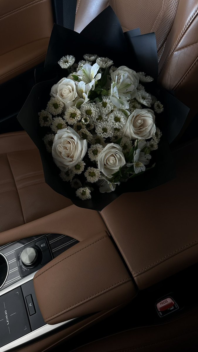 __ath's tweet photo. انتي ومن عقبك يتوب الآدمي توبـة نصوح
ما عاد يامل فـ الوجيه البيـض وجهٍ يعجبه https://t.co/lzSmrSsLws