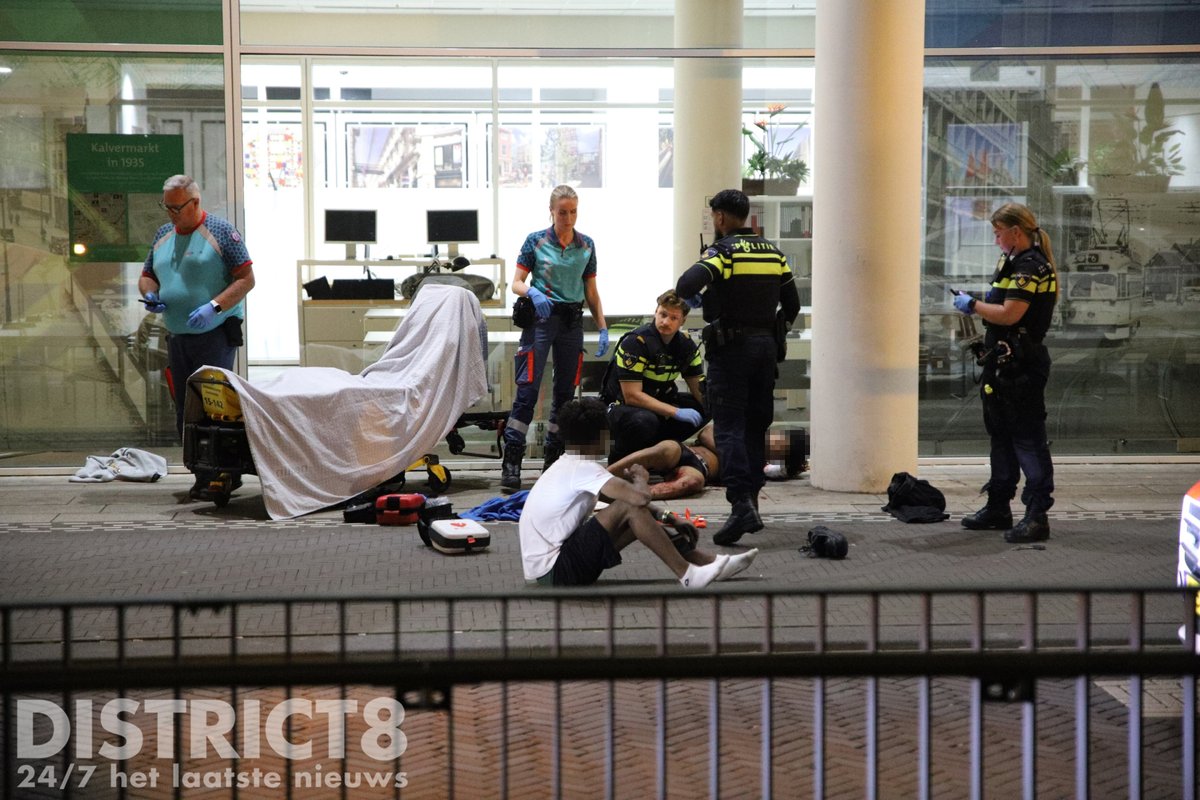 RedactieD8's tweet photo. Bij twee steekpartijen in het centrum van #DenHaag zijn drie gewonden gevallen. Twee slachtoffers werden aangetroffen op de #Kalvermarkt terwijl een derde slachtoffer werd aangetroffen op de #Turfmarkt. Alle drie de slachtoffers zijn naar het ziekenhuis vervoerd, de politie doet onderzoek.