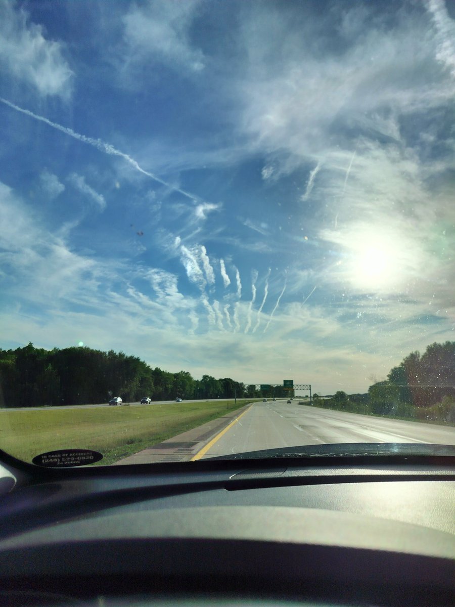 BeeKrunk's tweet photo. They're #cloudseeding in #michigan again
#pureevil
@RobertKennedyJr @epaleezeldin
We're gotta stop this!! https://t.co/RLZXUkDxM7