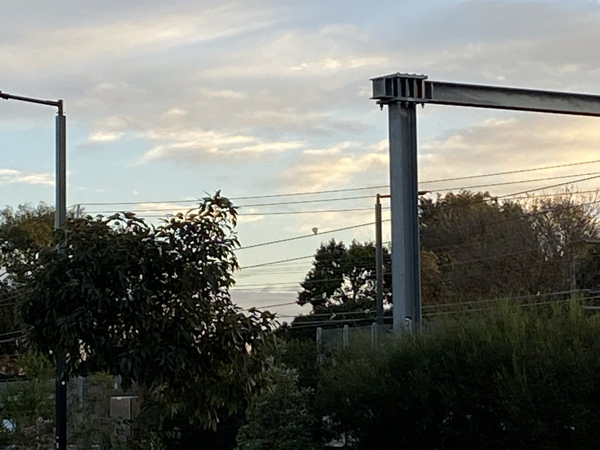 IJET_Conference's tweet photo. Good morning from Melbourne! 
Day one of Winter arrived with a mix of cloud and blue sky … and a glimpse of a hot-air balloon. Not a bad start to a Monday.
メルボルンからおはようございます！
暦の上では今日から冬。空はくもり時々……気球。週の始まりとしてはまずまず。
#MMM #IJET34 https://t.co/VmZwDJenBp