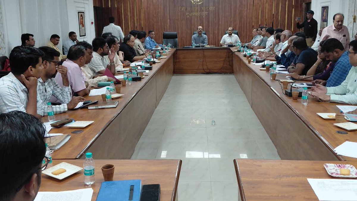 cdomzn's tweet photo. औद्योगिक विकास एवं उद्यमियों की समस्याओं के त्वरित समाधान हेतु दिनांक 30-05-2026 को विकास भवन सभागार में जिलाधिकारी महोदय की अध्यक्षता में जिला उद्योग बन्धु समिति की बैठक आयोजित की गई। 

✅बैठक में औद्योगिक अवसंरचना, सड़क निर्माण, विद्युत व्यवस्था एवं उद्यमियों से संबंधित विभिन्न विषयों की समीक्षा की गई एवं संबंधित को आवश्यक दिशा निर्देश दिए गए।

✅जिलाधिकारी महोदय ने संबंधित अधिकारियों को उद्यमियों की समस्याओं का समयबद्ध एवं प्रभावी निस्तारण सुनिश्चित करने तथा औद्योगिक विकास से जुड़े कार्यों में तेजी लाने के निर्देश दिए।

✅बैठक में मुख्य विकास अधिकारी महोदय, सहायक आयुक्त उद्योग, जिला स्तरीय अधिकारीगण एवं विभिन्न औद्योगिक संगठनों के प्रतिनिधि उपस्थित रहे।

✅उद्योगों की प्रगति एवं उद्यमियों की सुविधाएं सुनिश्चित करना प्रशासन की प्राथमिकता है।

#Muzaffarnagar #UdyogBandhu #IndustrialDevelopment #EaseOfDoingBusiness #GoodGovernance #UPGovt @CMOfficeUP @DmMuzaffarnagar @UPGovt