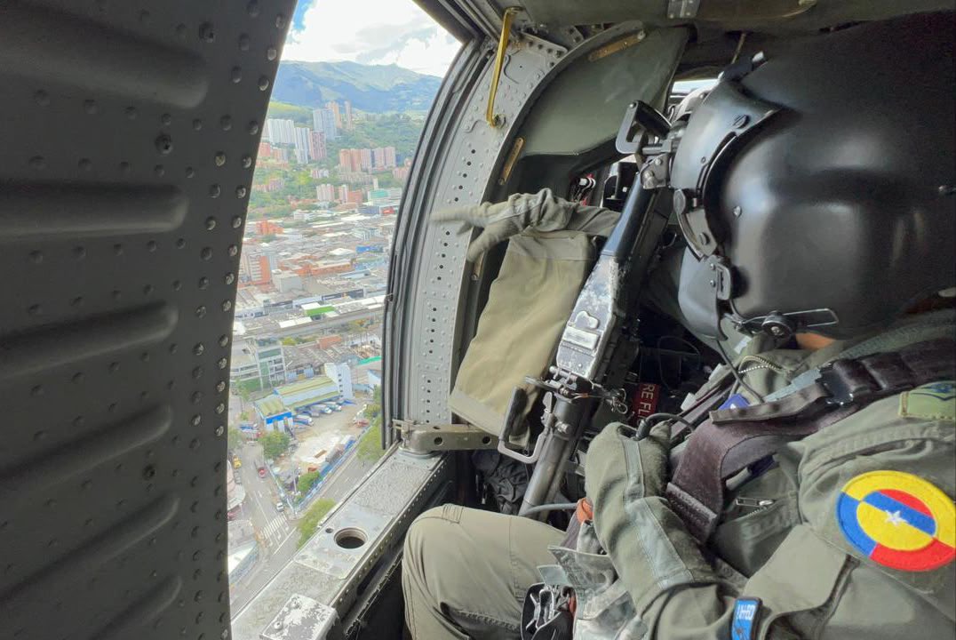 AndresJRendonC's tweet photo. Nuestro reconocimiento al pueblo Antioqueño que ejerció su derecho al voto con civismo. La participación de 3.209.520 ciudadanos, honra el esfuerzo de los más de 15 mil Soldados y Policías, de los jueces y fiscales que defienden el Estado de Derecho, de los servidores de la Registraduría y de los jurados de votación que hicieron posible esta jornada democrática.