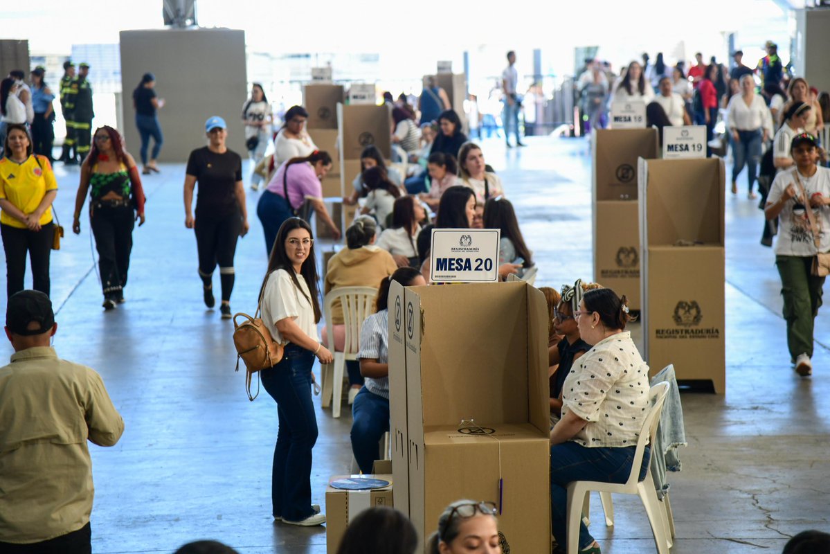 AndresJRendonC's tweet photo. Nuestro reconocimiento al pueblo Antioqueño que ejerció su derecho al voto con civismo. La participación de 3.209.520 ciudadanos, honra el esfuerzo de los más de 15 mil Soldados y Policías, de los jueces y fiscales que defienden el Estado de Derecho, de los servidores de la Registraduría y de los jurados de votación que hicieron posible esta jornada democrática.