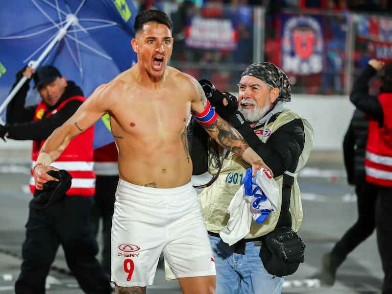 botcitoasdf's tweet photo. Zampedri hizo un gol en ese mismo arco y no se creyó divo
Que feliz se le ve a ese fotógrafo haciendo su pega https://t.co/7xcyLw6Qwx