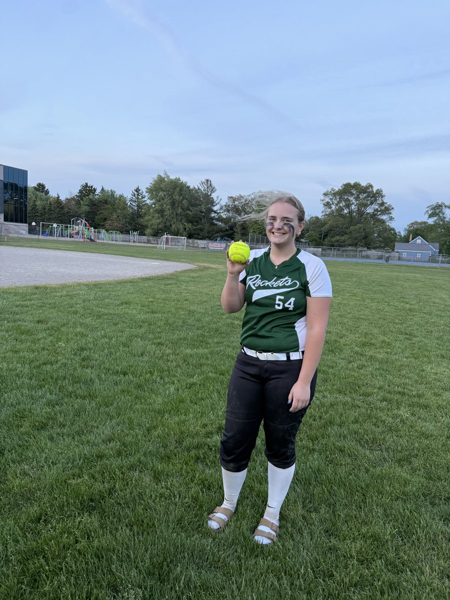 AbbyDavis54's tweet photo. My 8th grade junior elite season comes to an end. I ended the season with an AVG of .514, OBP .553, Got 18 Hits, with one of them being a home-run, and 17 RBI. My fielding percentage was .963. We ended the season as CHAMPS!!! Now on to travel season.
#GORP https://t.co/VafJr0oiHx