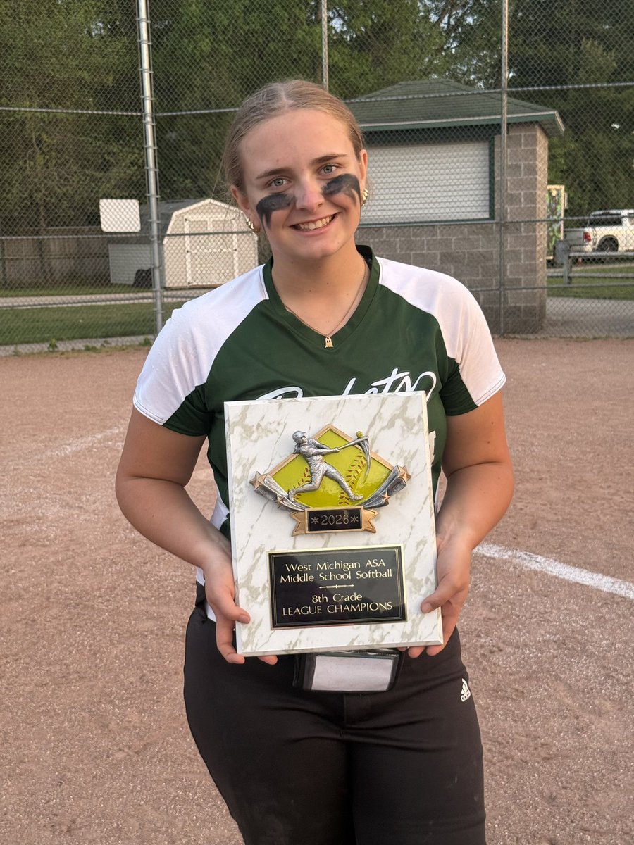 AbbyDavis54's tweet photo. My 8th grade junior elite season comes to an end. I ended the season with an AVG of .514, OBP .553, Got 18 Hits, with one of them being a home-run, and 17 RBI. My fielding percentage was .963. We ended the season as CHAMPS!!! Now on to travel season.
#GORP https://t.co/VafJr0oiHx