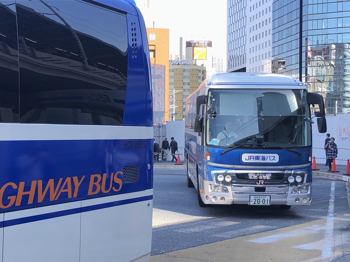 YfXn5dhsBhHg6sd's tweet photo. JR東海バス リバース運行初日は名古屋駅8:00発、名神ハイウェイバス大阪線でしたが、同じく8:00発の新東名スーパーライナー新宿4号にはレトロバスが運用に就きました。
#JR東海バス
#ハイウェイバス
#高速バス
#ラッピングバス
#名古屋駅 https://t.co/uPLlAxmiA7