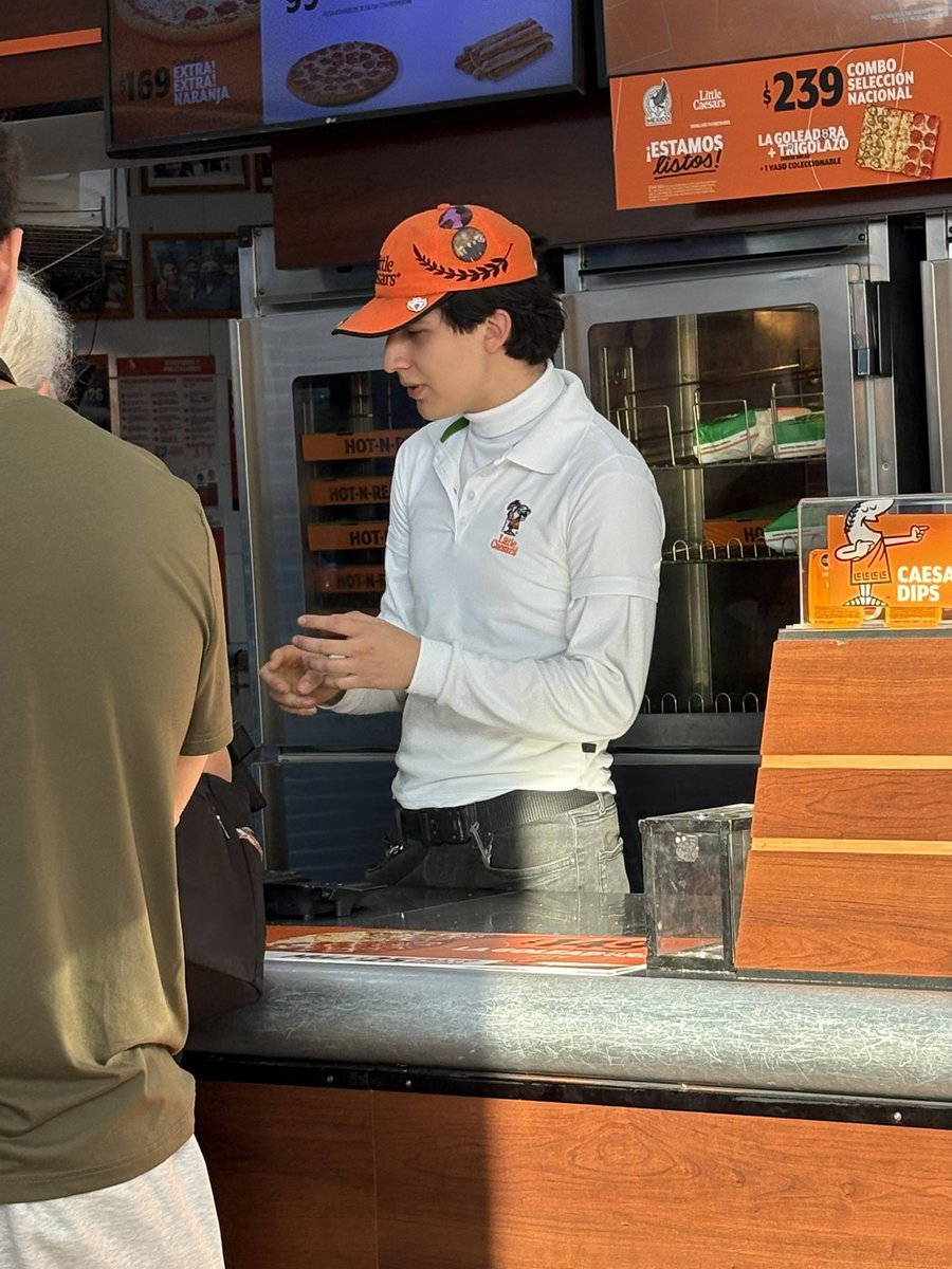 andymogar's tweet photo. @littlecaesarsmx y la sucursal de Coruña en CDMX sigue con lo mismo te niegan producto y se ponen groseros los de la caja. Este tipo en especial. https://t.co/IHVWBYLzSh