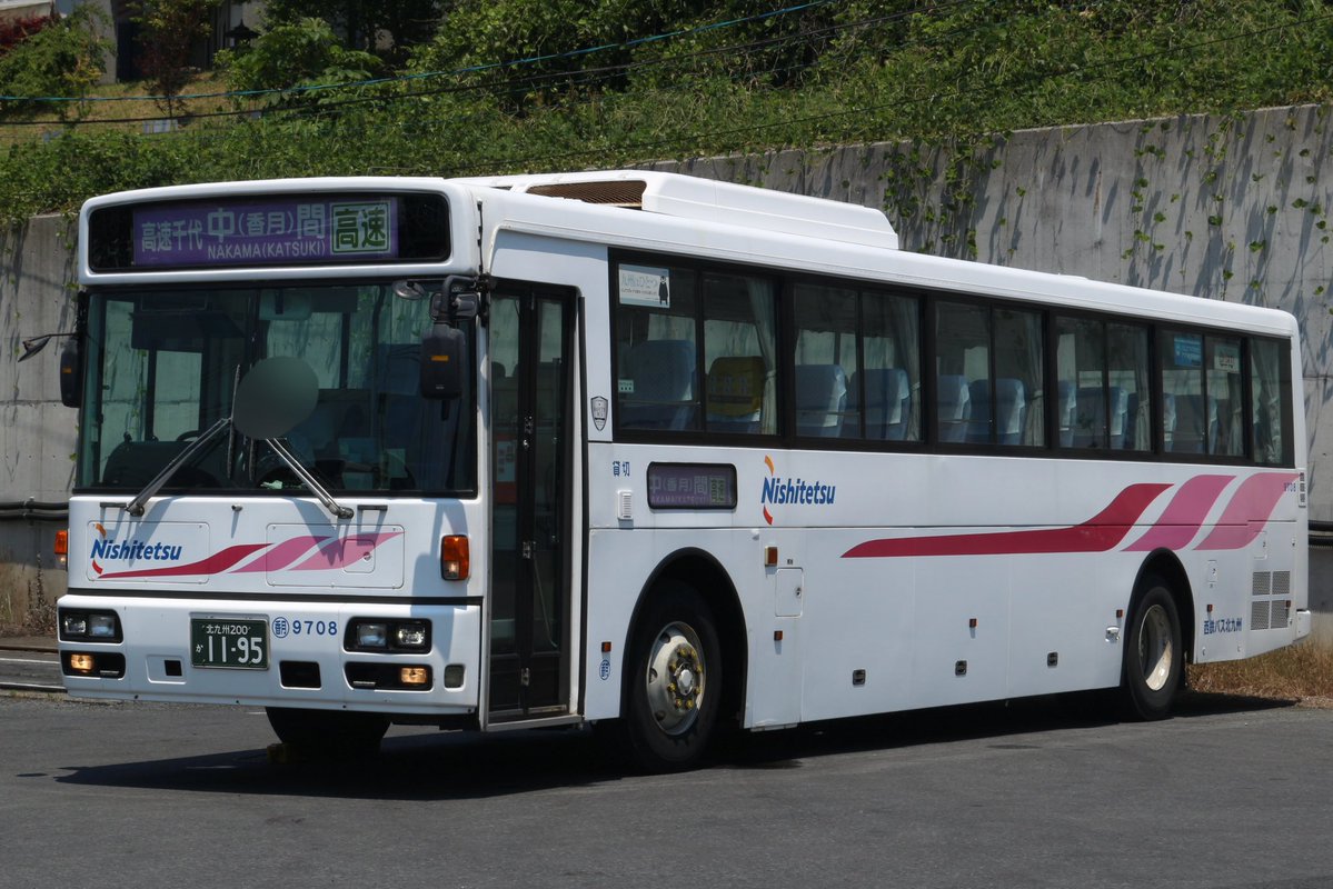 58MC3's tweet photo. 最後のB高UA,9355号車ラストランツアー②
黒崎の次は9355が在籍している香月営業所に。B高UAと路線車のUAが並んでおり車高などの違いがよくわかりました。それに加えて9355の後を継いで波動用になった9708も並んでました。
 #バススポッター https://t.co/cXEABqgkt1