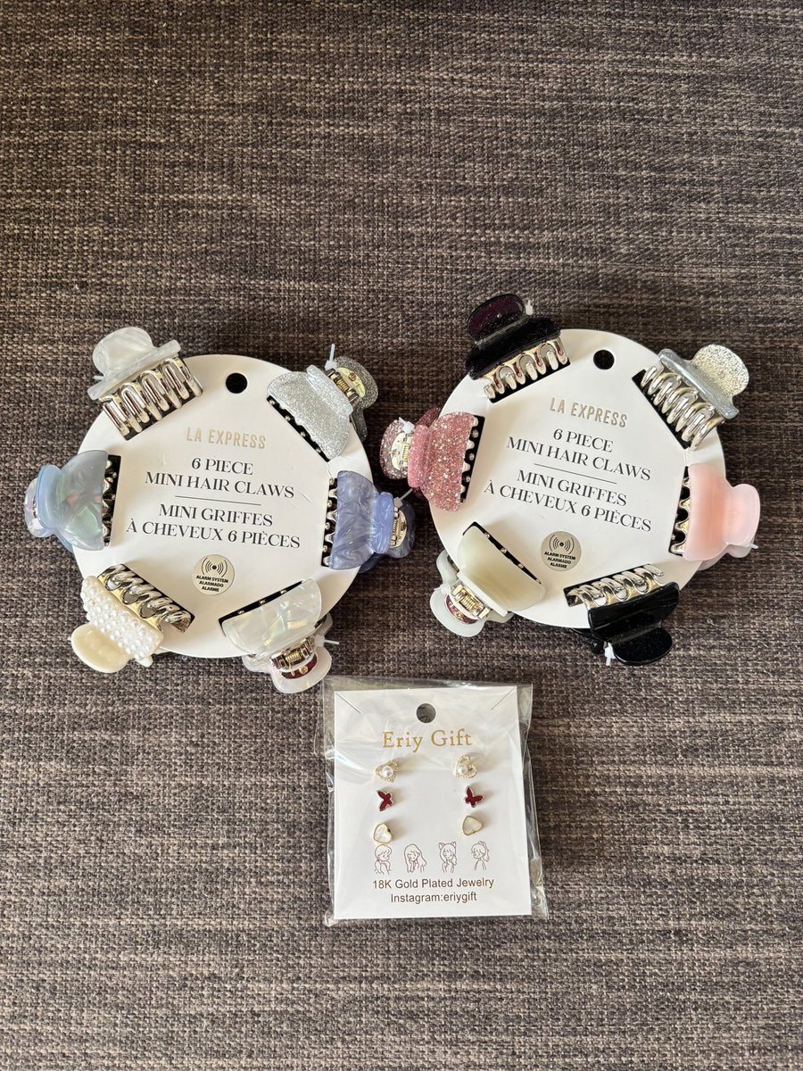 AngelAwon_0508's tweet photo. Ali’s Sunday shopping haul:
♡ 2 sets of 6 hair clips
♡ 3 pairs of earrings that I picked myself
♡ 1 bag of letter keychains that will be given to my cousins next Christmas! 
#SundayShopping #ShoppingHaul https://t.co/V5Zym9AmtI